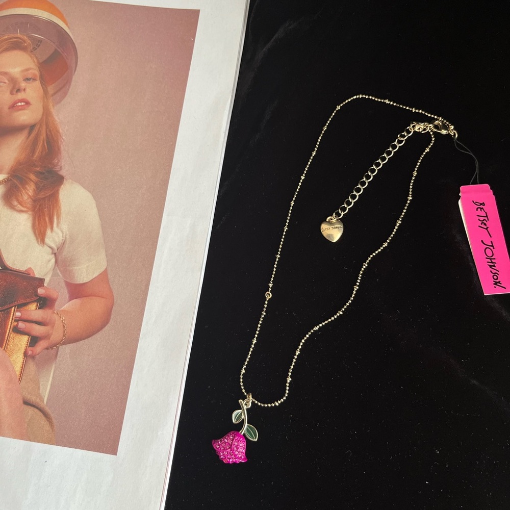 🆕 BETSEY JOHNSON Rose Necklace NWT